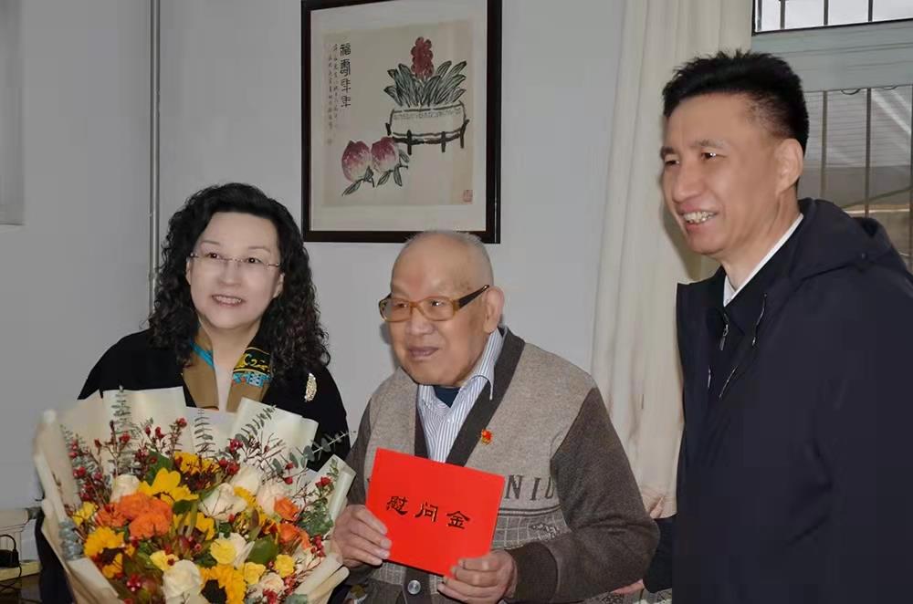 濟南產(chǎn)發(fā)集團黨委副書記、總經(jīng)理黃蓓走訪慰問離休老干部、老黨員